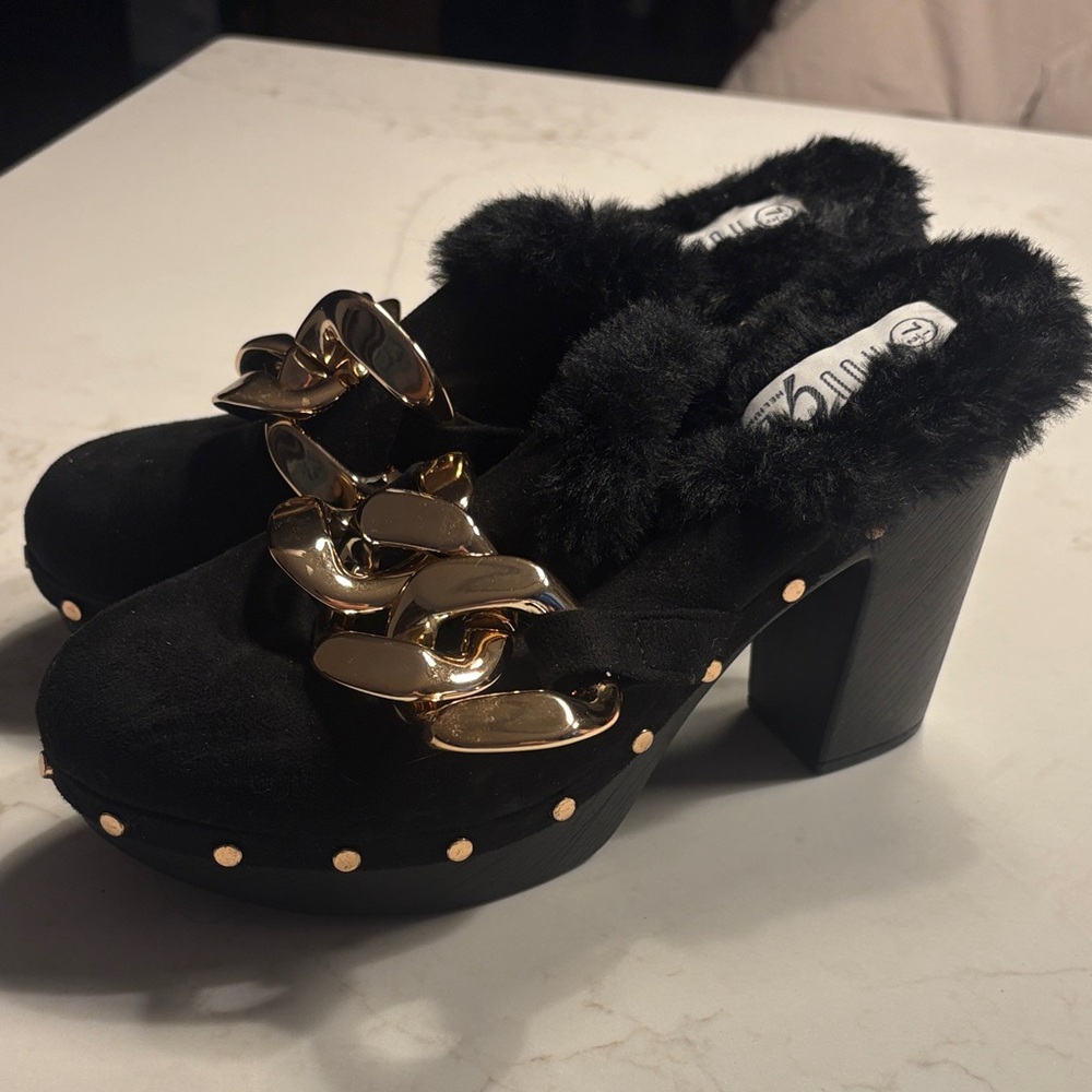 Rouge Helium Black and Gold Fur-Trimmed Heels